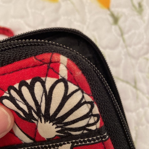 Vera Bradley Wristlet Red White Floral Card Slots Change Bill Slots Snap pocket - Picture 17 of 17